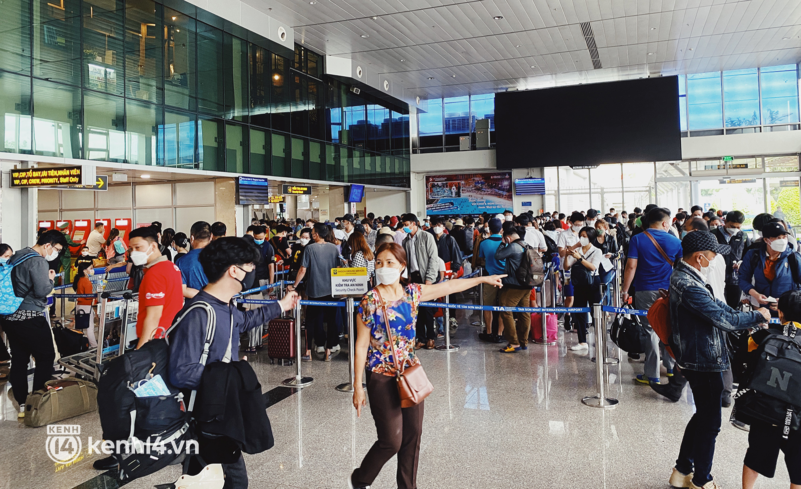 Ảnh: Sân bay Tân Sơn Nhất đông nghịt, nhiều người thất lạc hành lý, xếp hàng dài chờ gọi xe - Ảnh 3.