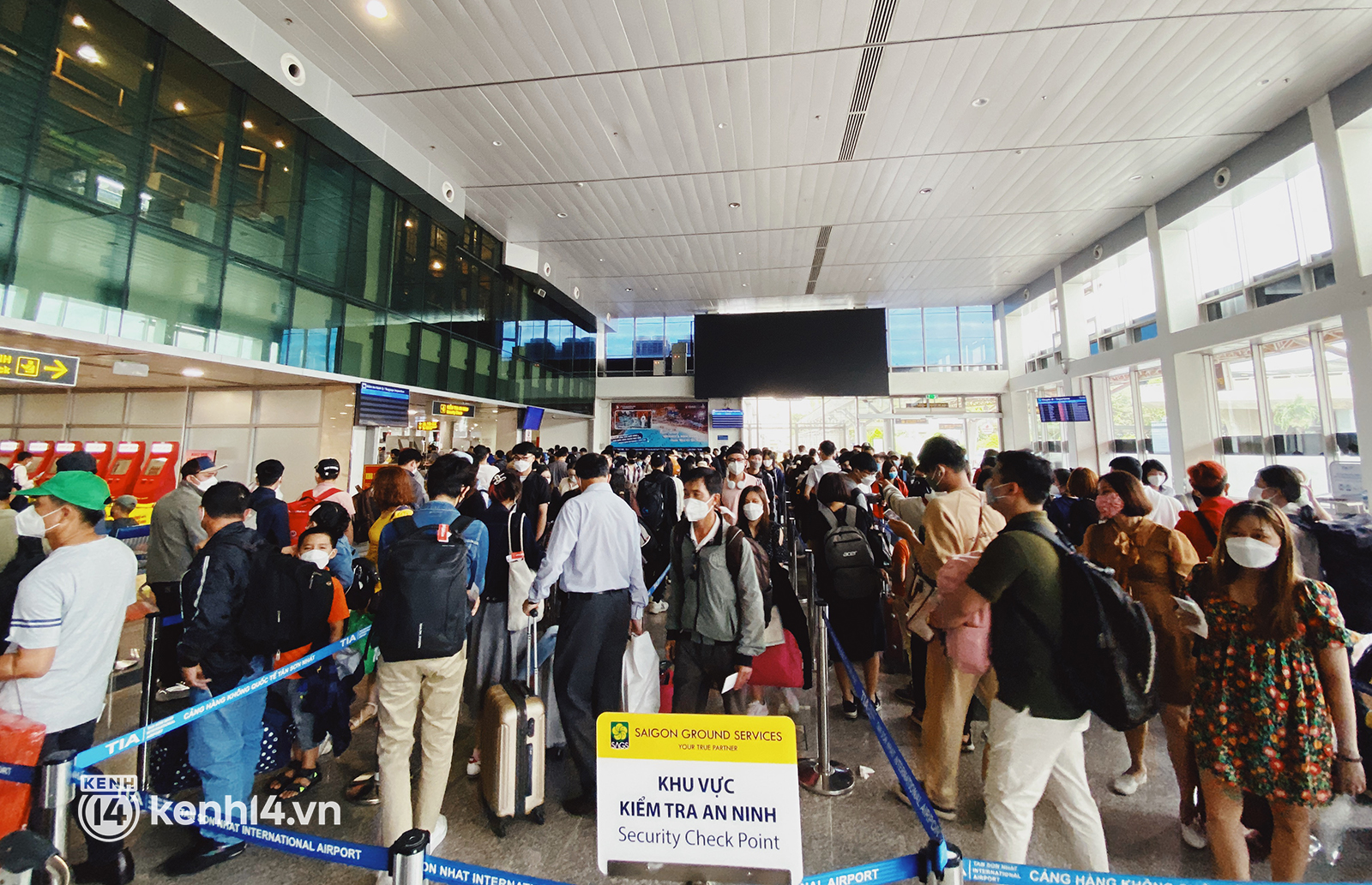 Ảnh: Sân bay Tân Sơn Nhất đông nghịt, nhiều người thất lạc hành lý, xếp hàng dài chờ gọi xe - Ảnh 4.