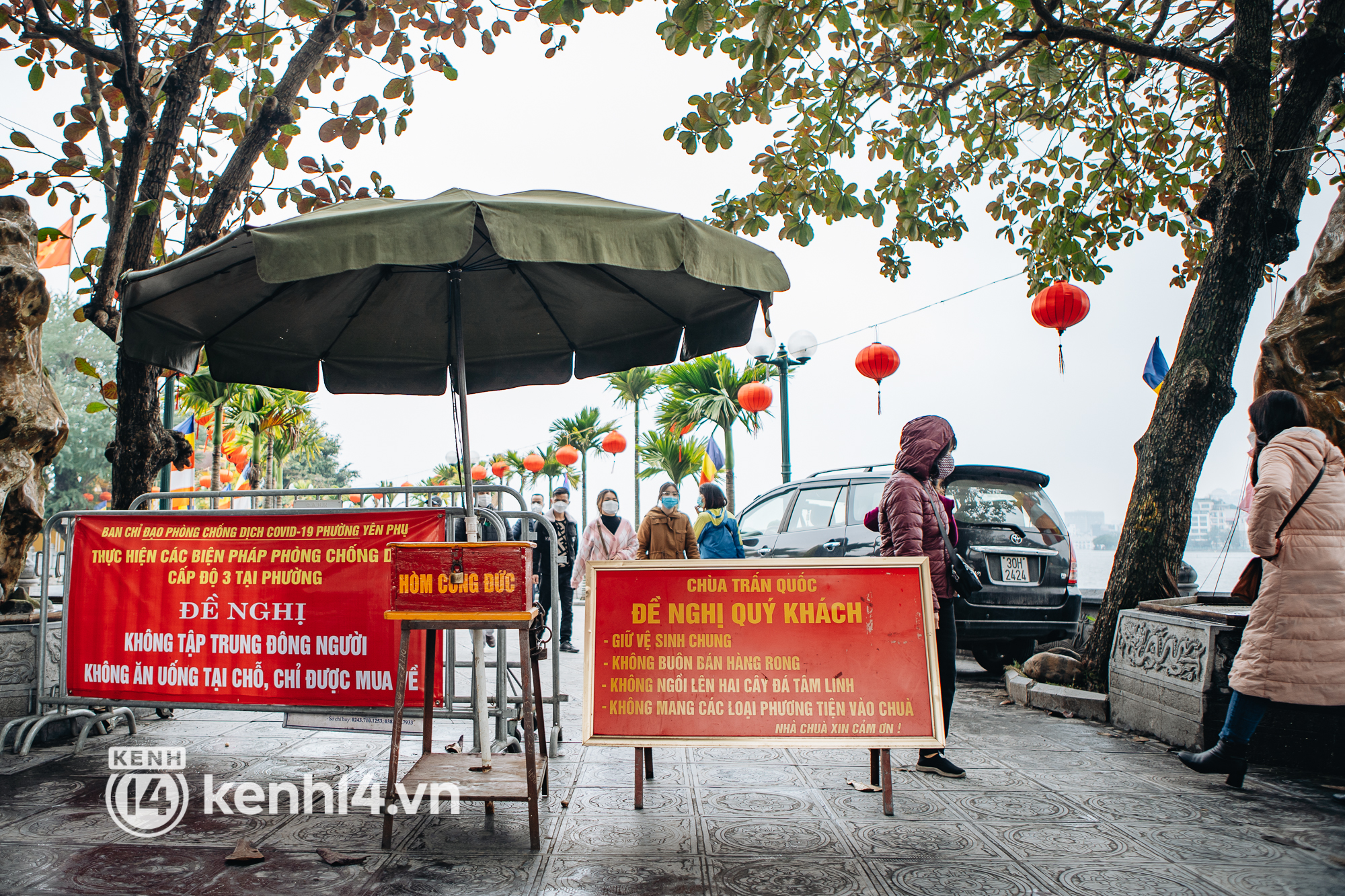 Ảnh: Công an dựng hàng rào, dân công sở Hà Nội xếp hàng dài chờ vào Phủ Tây Hồ đi lễ đầu năm - Ảnh 1.