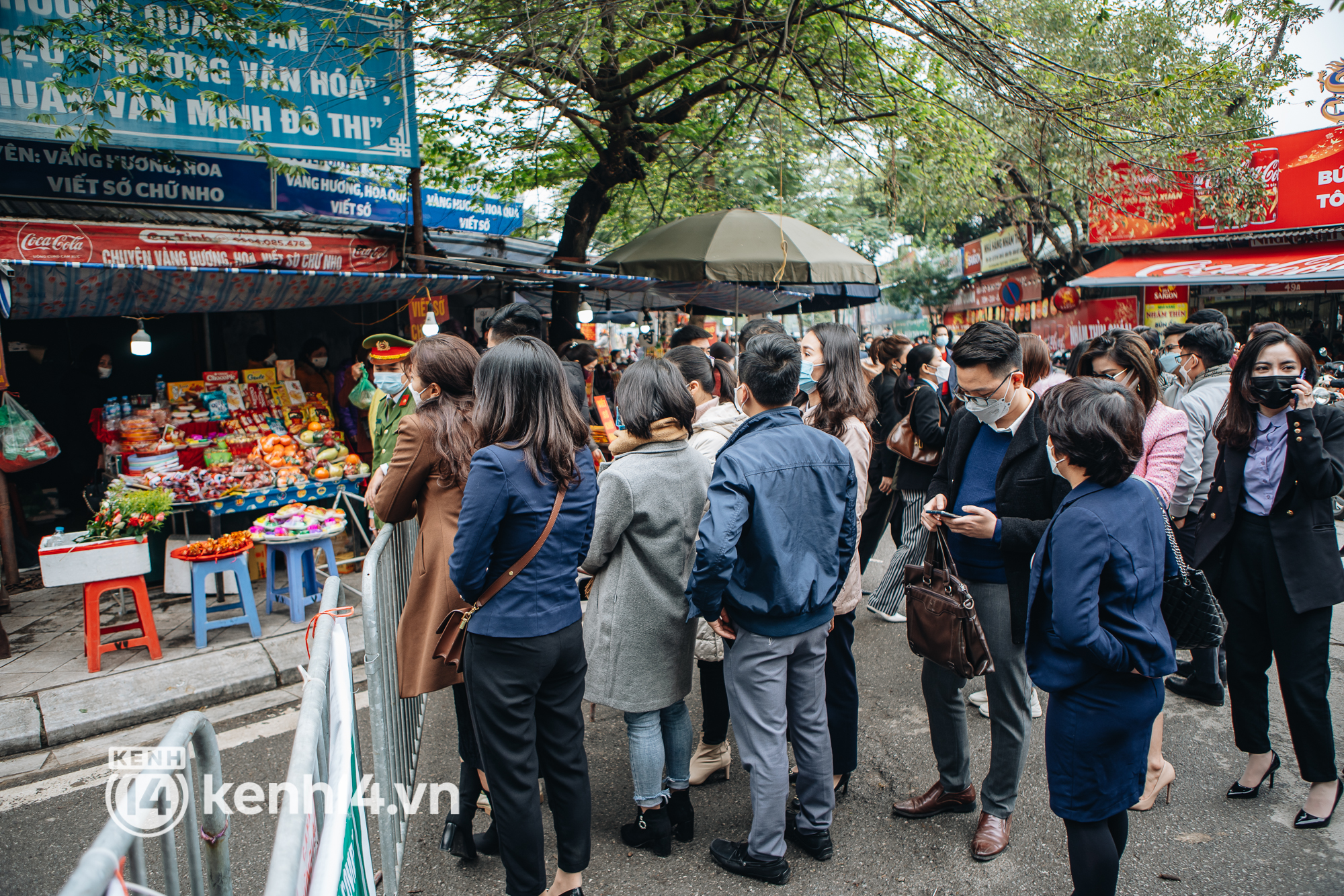 Ảnh: Công an dựng hàng rào, dân công sở Hà Nội xếp hàng dài chờ vào Phủ Tây Hồ đi lễ đầu năm - Ảnh 9.