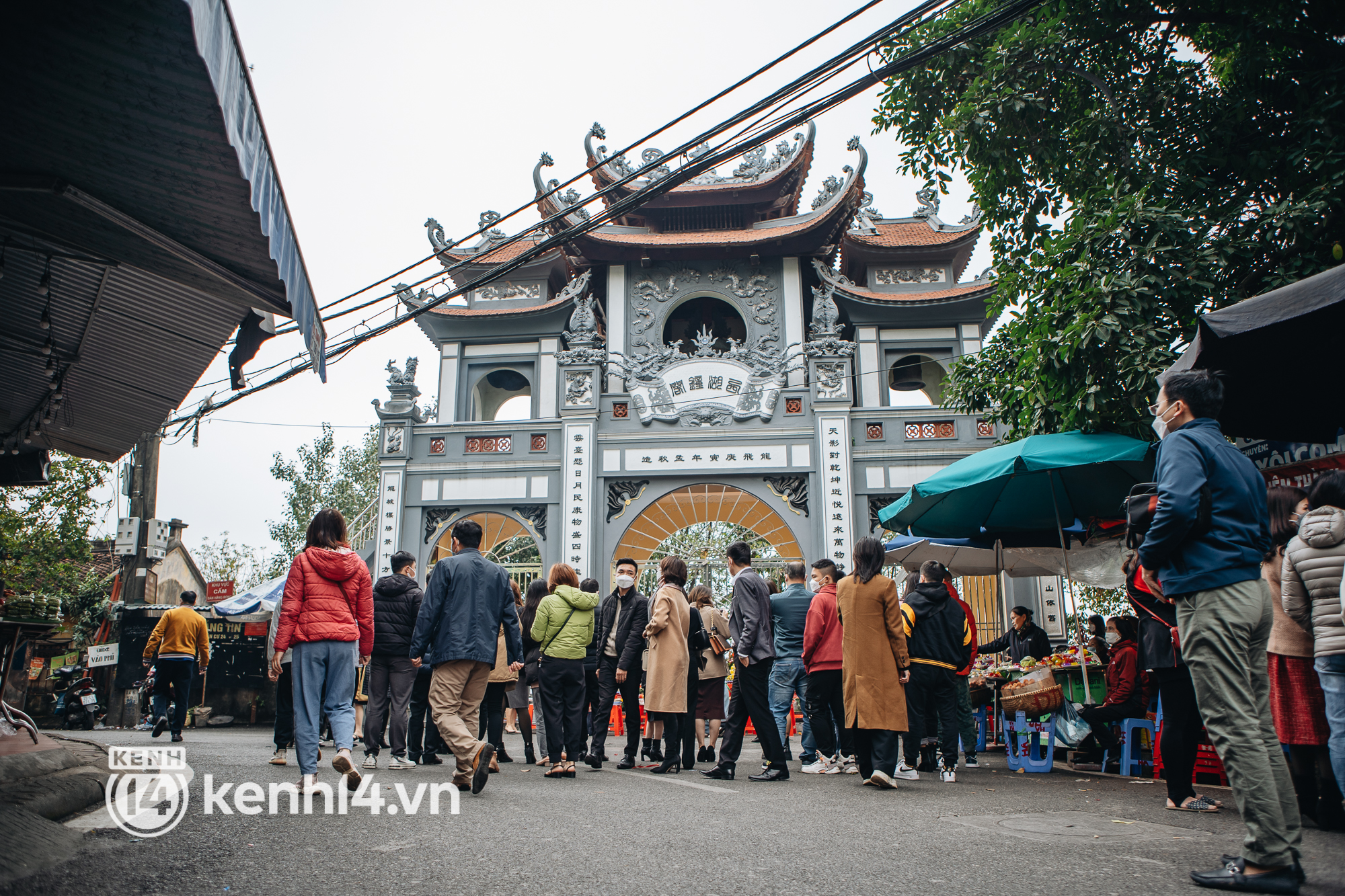 Ảnh: Công an dựng hàng rào, dân công sở Hà Nội xếp hàng dài chờ vào Phủ Tây Hồ đi lễ đầu năm - Ảnh 10.