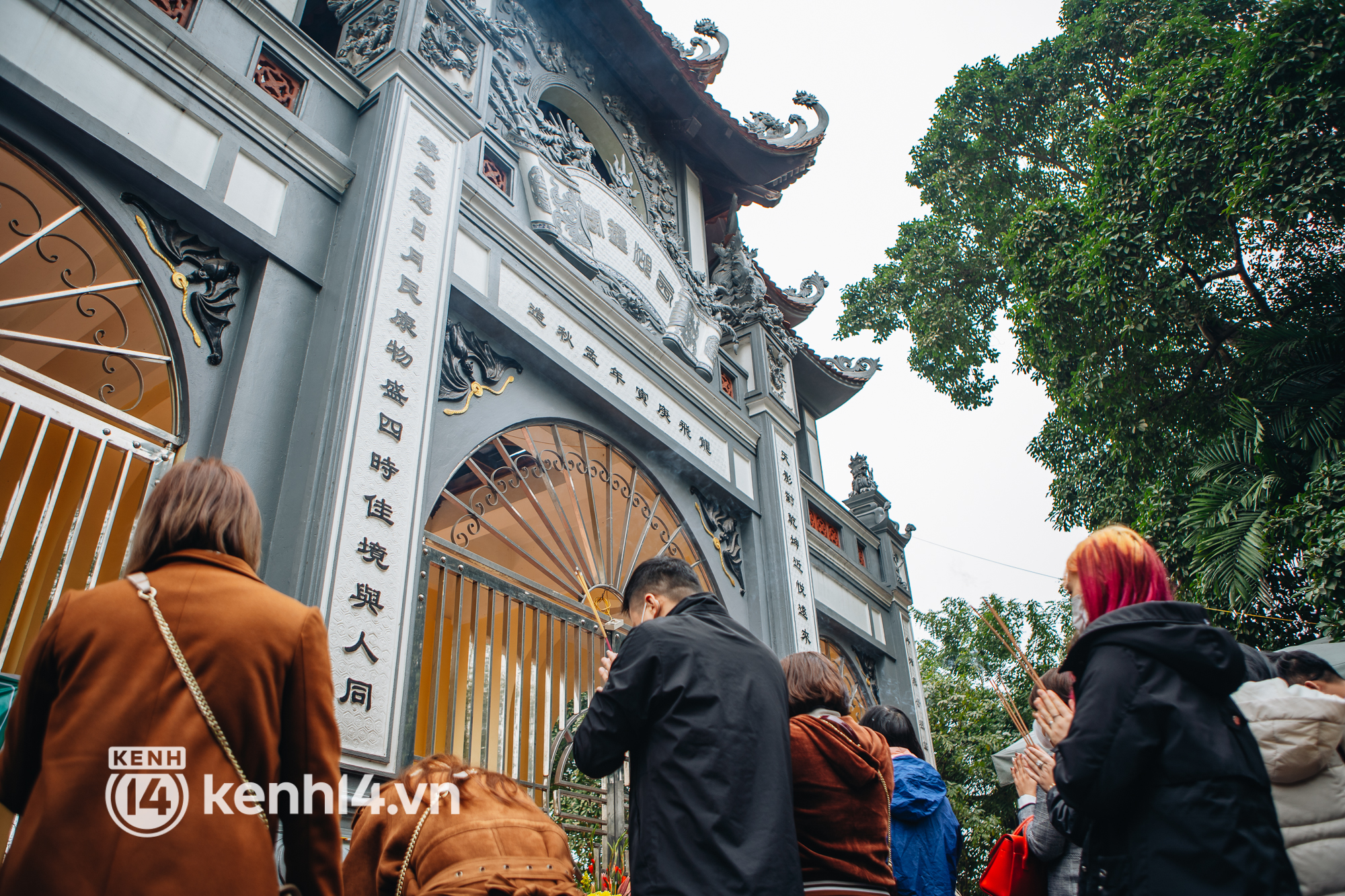Ảnh: Công an dựng hàng rào, dân công sở Hà Nội xếp hàng dài chờ vào Phủ Tây Hồ đi lễ đầu năm - Ảnh 14.