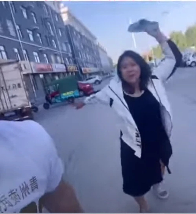 Anh trai hí hửng rủ em gái chụp hình, giữa chừng tắt chế độ làm đẹp để lộ nguyên hình khiến cô tức anh ách cầm dép đuổi đánh - Ảnh 2.