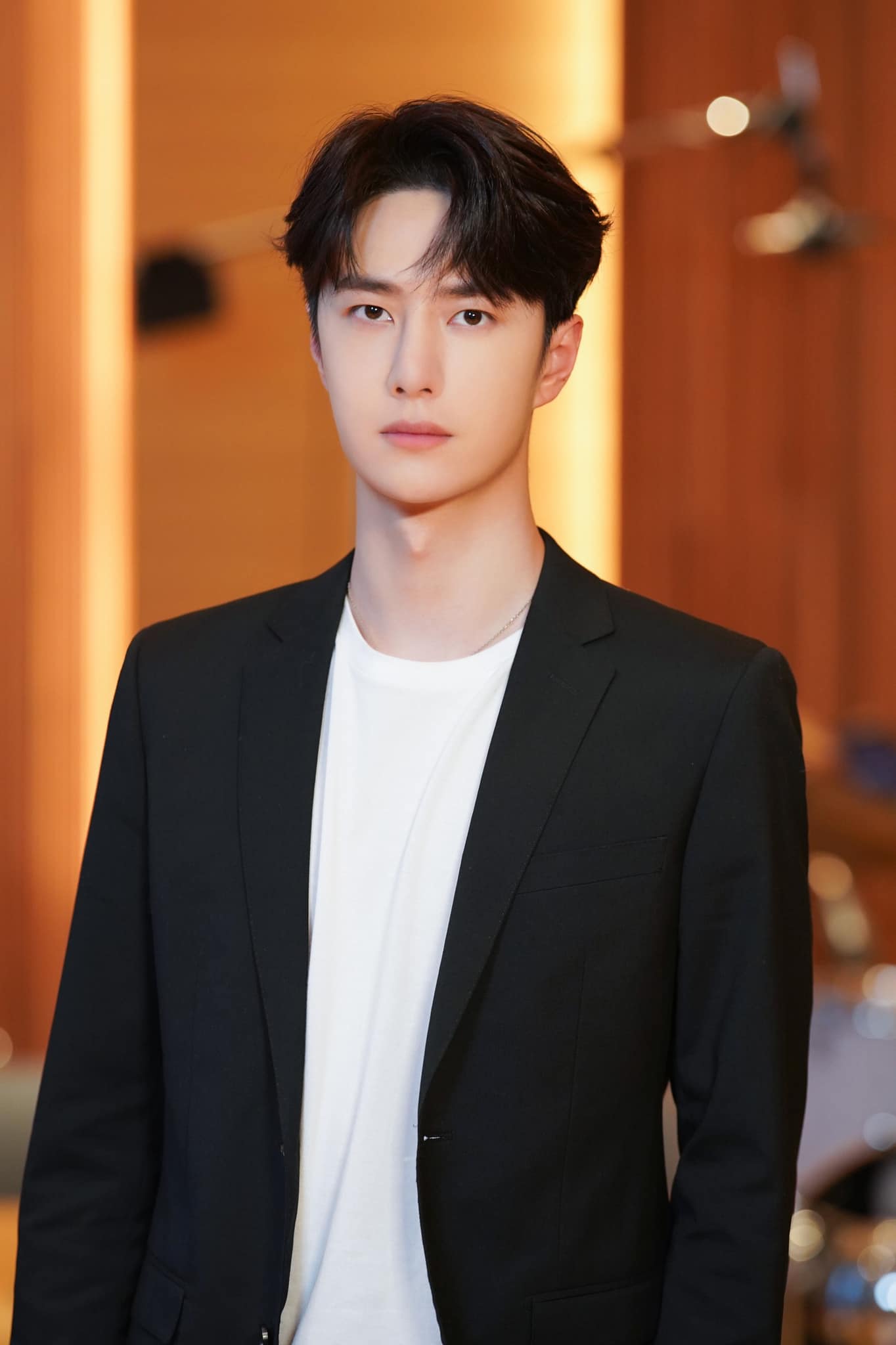 Vương Nhất Bác lộ nhan sắc khác lạ, lần đầu văng tục còn làm ...