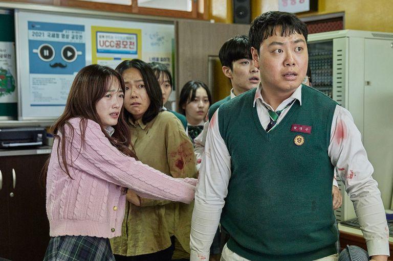 4 điểm trừ to đùng của All Of Us Are Dead: Loạt nhân vật thừa thãi khó hiểu, tức điên nhất là hai màn bay màu lãng xẹt! - Ảnh 2. 4 điểm trừ to đùng của All Of Us Are Dead: Loạt nhân vật thừa thãi khó hiểu, tức điên nhất là hai màn bay màu lãng xẹt! - Ảnh 2.