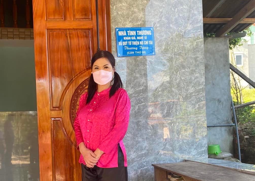 Vợ Chí Tài thăm thành quả của quỹ từ thiện của chồng, gây ấn tượng với vẻ ngoài ở tuổi 63 - Ảnh 2. Vợ Chí Tài thăm thành quả của quỹ từ thiện của chồng, gây ấn tượng với vẻ ngoài ở tuổi 63 - Ảnh 2.