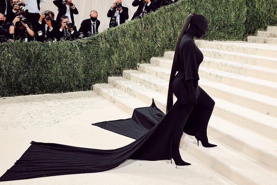 Bắt chước Kim Kardashian tại Met Gala, BTV thời trang nhận cái kết đắng khi mặc catsuit bó sát sàn sạt - Ảnh 1.