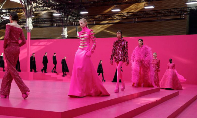 16 show diễn nổi nhất Fashion Week vừa qua: Dân tình thương Jennie phải gánh cả show Chanel quá ô dề - Ảnh 12.