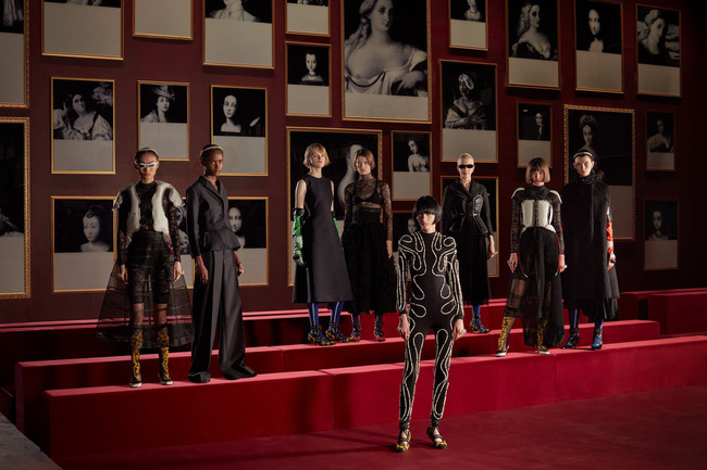 16 show diễn nổi nhất Fashion Week vừa qua: Dân tình thương Jennie phải gánh cả show Chanel quá ô dề - Ảnh 8.