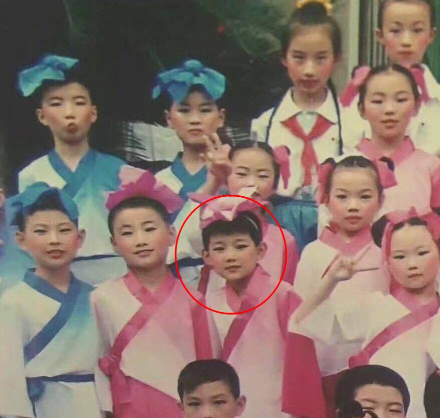 The cute boy grew up to be an influential idol but lost his image due to a series of controversies - Photo 1.