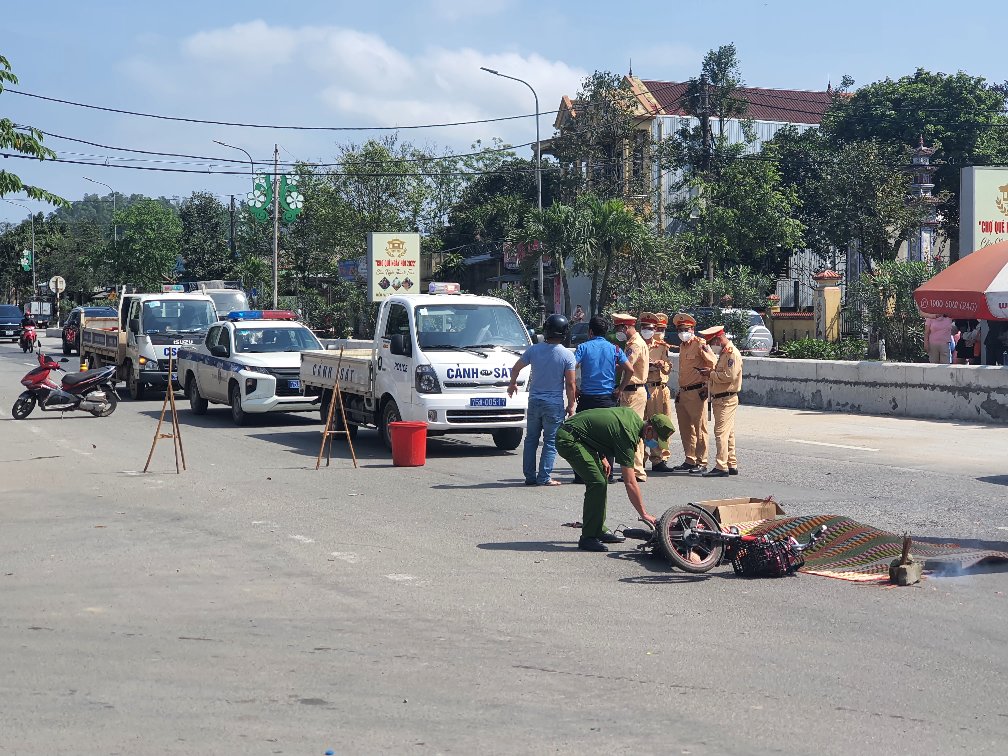 Feeling sorry for the 10-year-old girl who was killed by a truck, her mother cried and called her name carelessly - Photo 2.