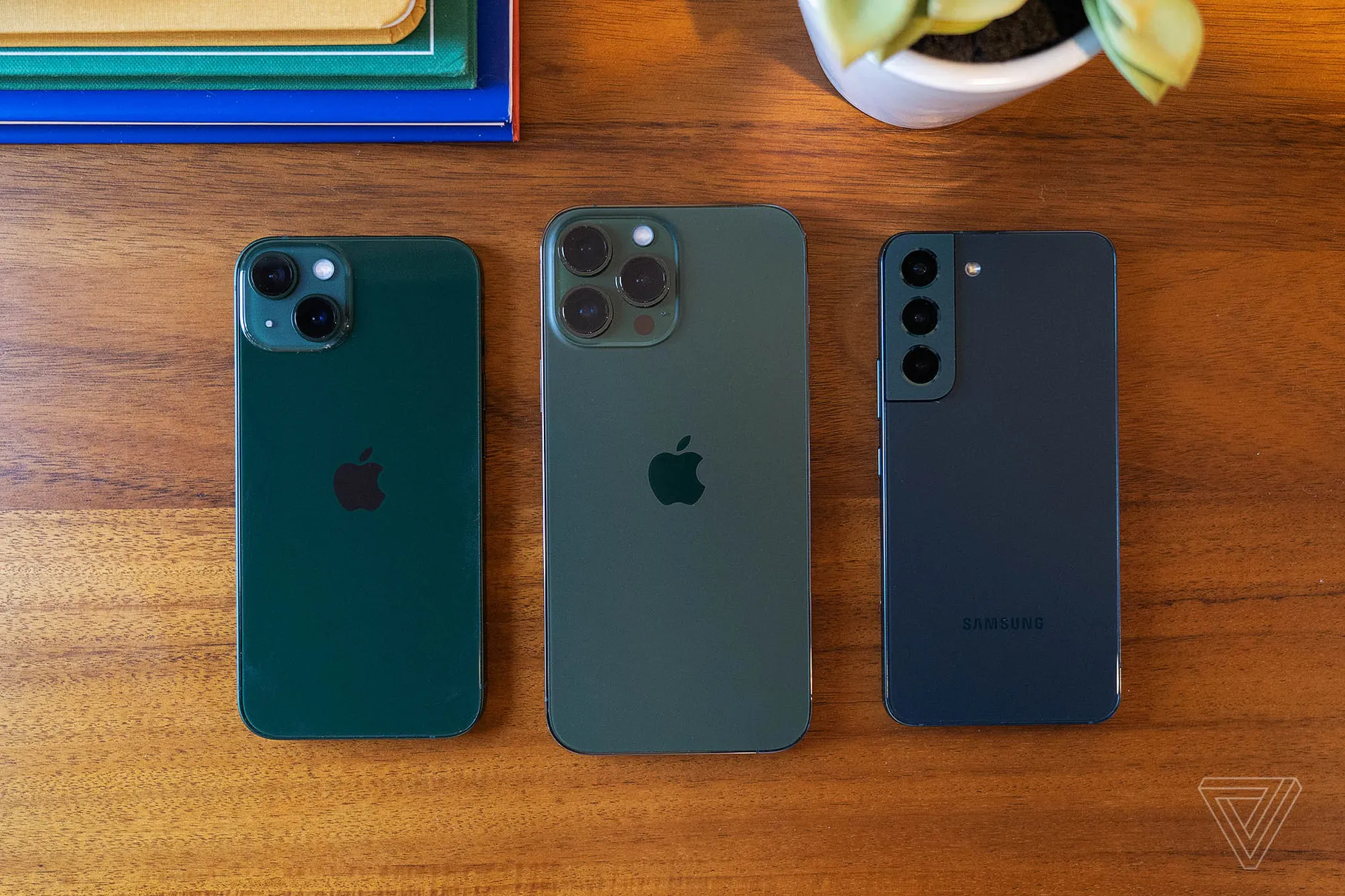 Loạt ảnh chi tiết iPhone 13 v&agrave; iPhone 13 Pro phi&ecirc;n bản m&agrave;u xanh l&aacute;, đẹp m&atilde;n nh&atilde;n! - Ảnh 8.