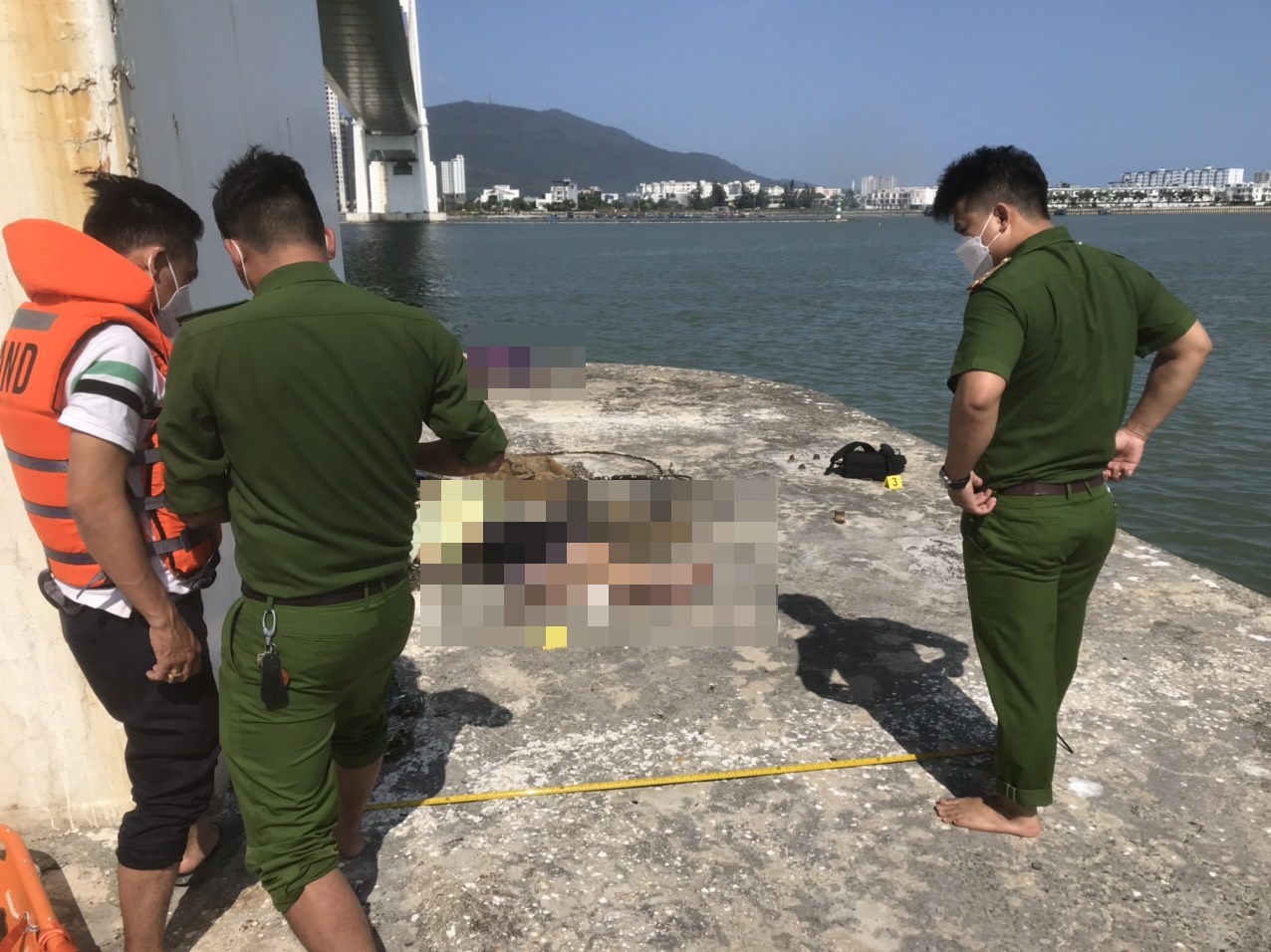 Found 2 bodies including 1 young man and 1 woman under the abutment of Thuan Phuoc bridge - Photo 3.