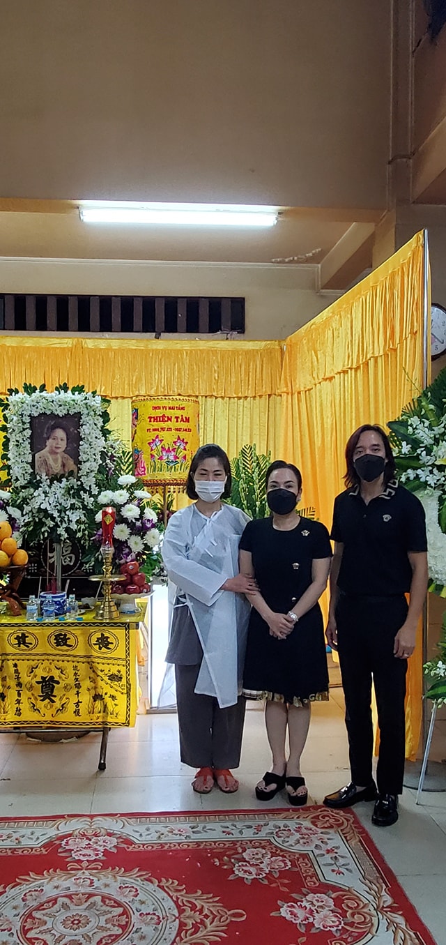 Singer Le Thu's mother died suddenly, Viet Huong and her husband did a heartwarming act that touched everyone!  - Photo 4.