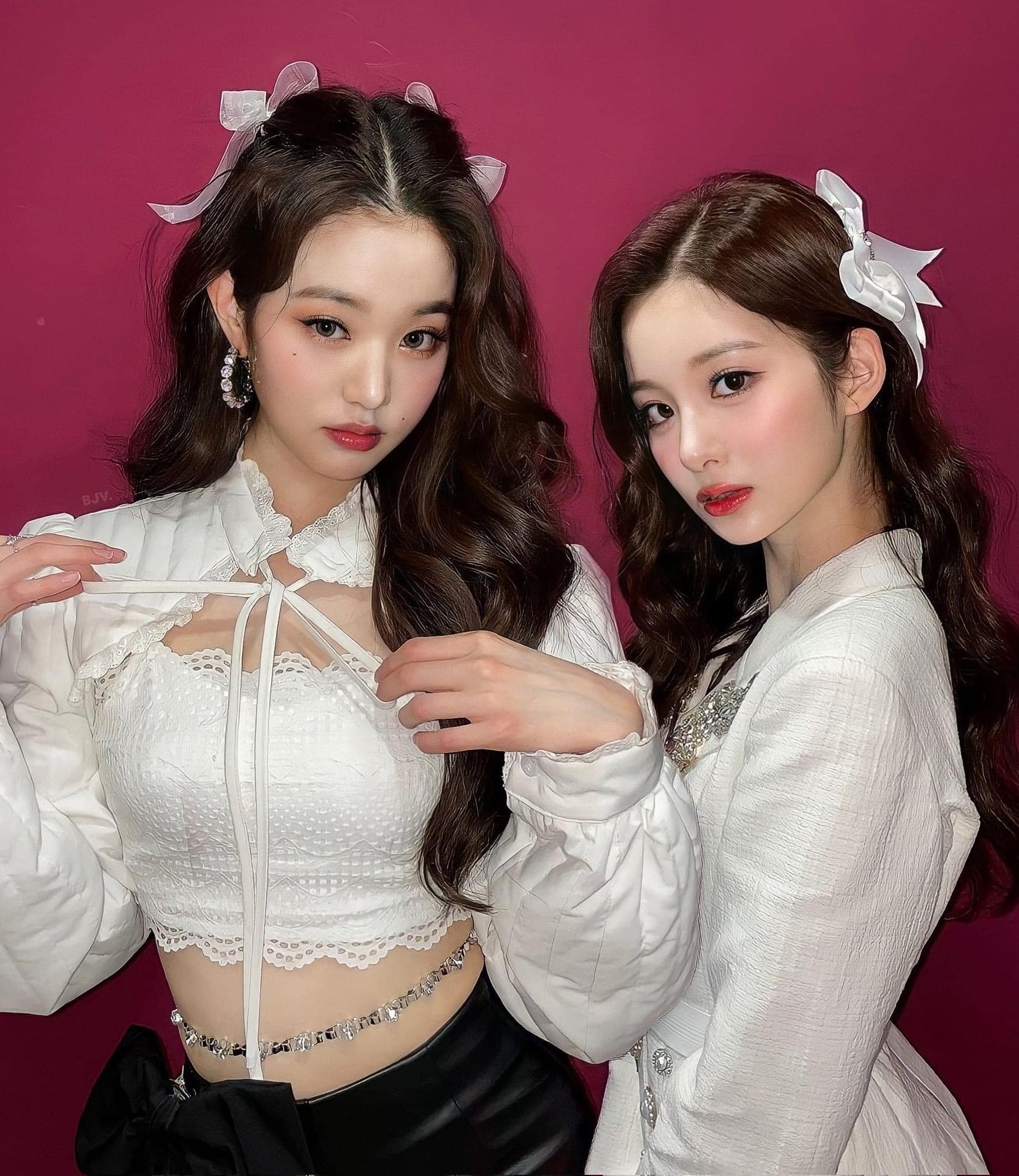 Hottest visual combo right now: Wonyoung (IVE) what does it take to make Sullyoon (NMIXX) beautiful when standing in the same frame?  - Photo 4.