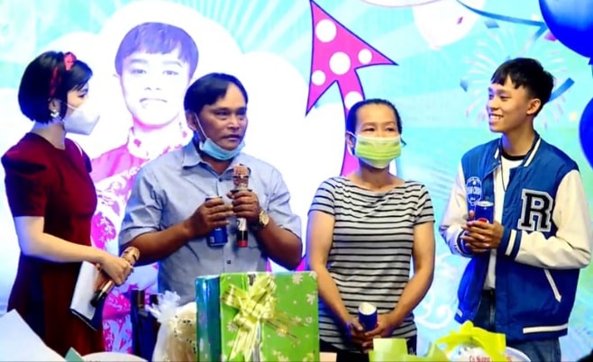 Ho Van Cuong was celebrated by fans on a very grand birthday, a rare moment when his parents appeared to attract attention - Photo 2.