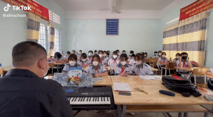 Học nhạc như trường người ta: Hit của Đức Ph&uacute;c được thầy đ&agrave;n cả lớp h&aacute;t hay muốn xỉu - Ảnh 3.