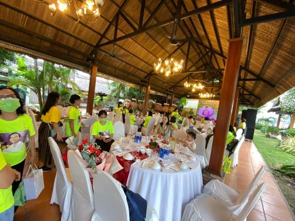 Ho Van Cuong was celebrated by fans on a very grand birthday, a rare moment when his parents appeared to attract attention - Photo 4.