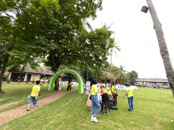 Ho Van Cuong was celebrated by fans on a very grand birthday, a rare moment when his parents appeared to attract attention - Photo 6.