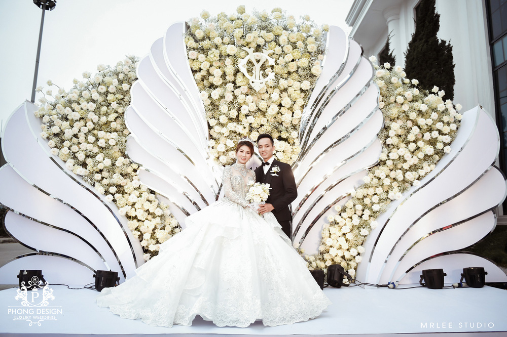 The identity of the couple who spend billions on wedding decorations, the space filled with fresh flowers is overwhelming - Photo 4.