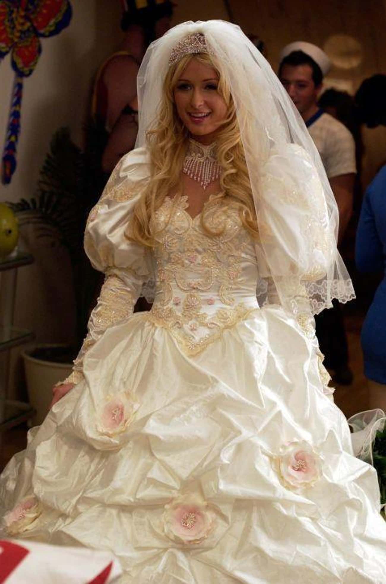 9 disaster wedding dresses on screen: Sex And The City fashion icon has a country time like this too!  - Photo 4.