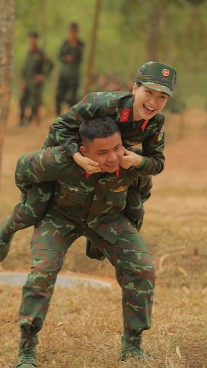 Hoa Minzy grinned, pinching the male soldier's cheek when being carried at Sao Entering the Army: So cute!  - Photo 1.
