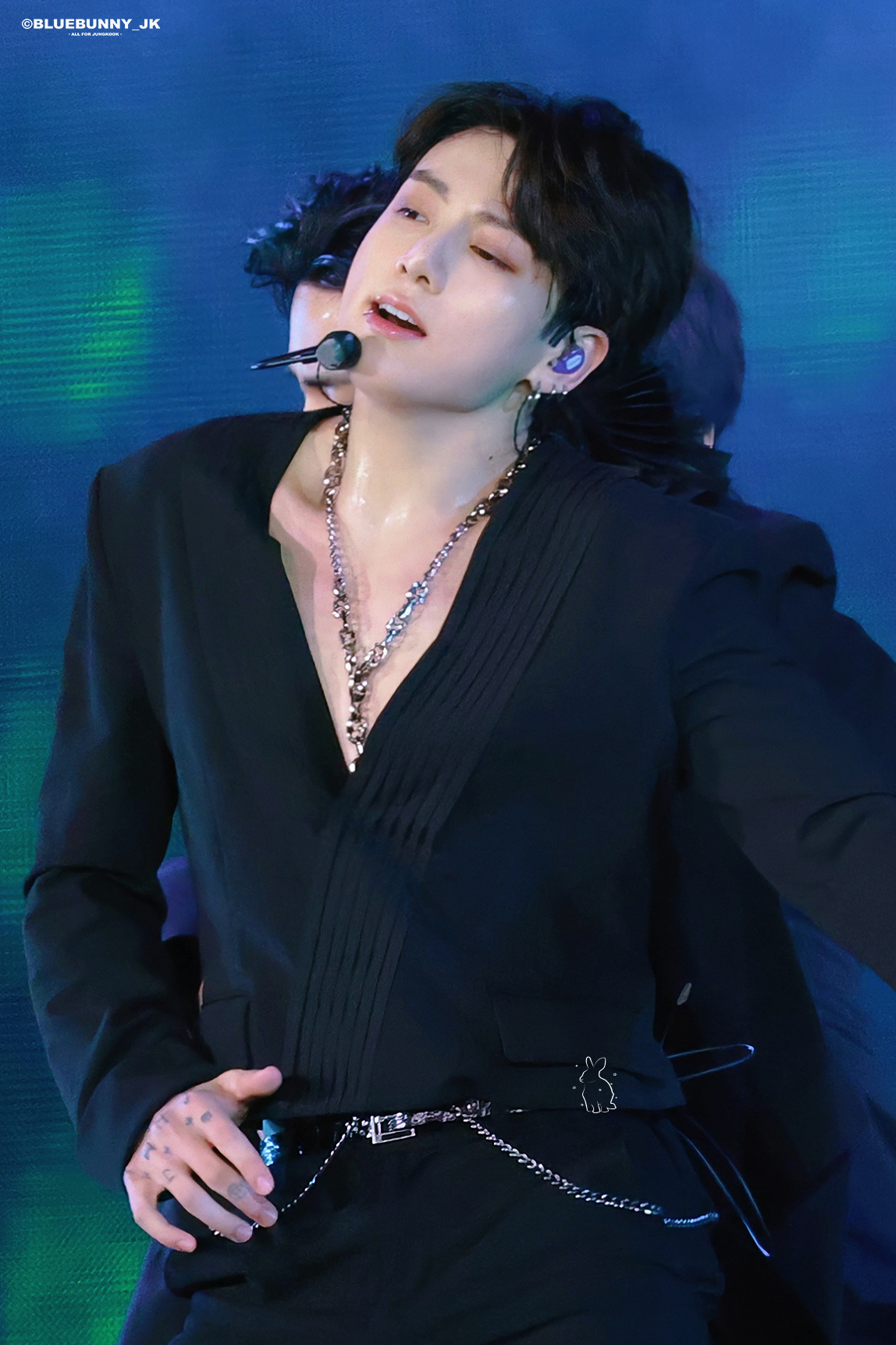 Tam giác Bermuda visual của BTS gây nổ MXH sau concert ở Hàn: V - Jin đẹp vô thực, Jungkook hở hết cỡ sexy hết mình - Ảnh 8.