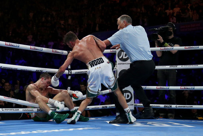 The boxer fell from the ring and was immediately hospitalized after a brutal knockout, his opponent was afraid to celebrate - Photo 3.