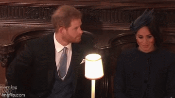 Khoảnh khắc Meghan nổi c&aacute;u với Harry ngay giữa c&aacute;c th&agrave;nh vi&ecirc;n ho&agrave;ng gia rồi sau đ&oacute; c&oacute; m&agrave;n biến h&igrave;nh đỉnh cao g&acirc;y nhiều tranh c&atilde;i - Ảnh 1.