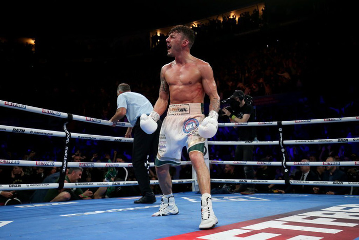 The boxer fell from the ring and was immediately hospitalized after a brutal knockout, his opponent was afraid to celebrate - Photo 4.