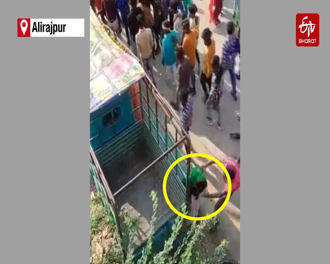 Shocking clip: The girl is sexually harassed by a crowd of young people, tearing her clothes in broad daylight, no one helps - Photo 3.