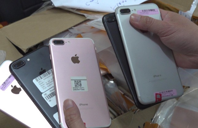 Thu giữ lô điện thoại iPhone trị giá hơn 2 tỷ đồng trên tàu SE4 - Ảnh 2.