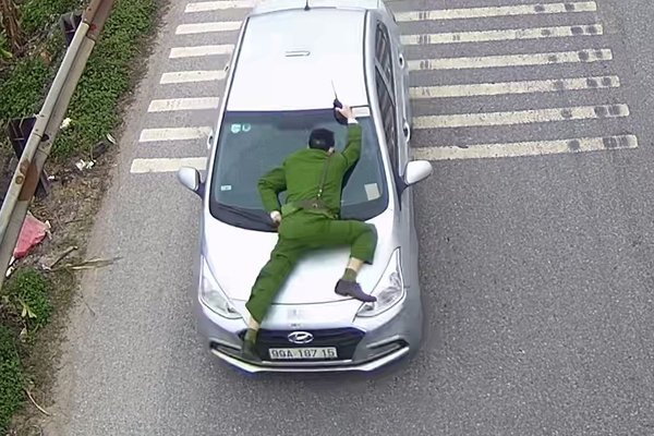 Nam thanh niên vi phạm giao thông liều lĩnh nhấn ga ô tô đâm thẳng vào chiến sĩ cảnh sát - Ảnh 1.