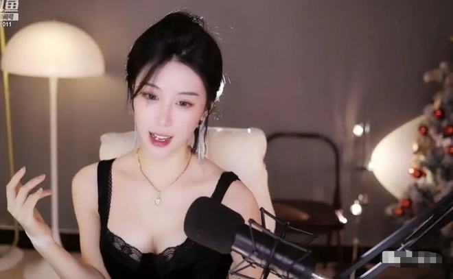 Bất ngờ xuất hiện với khe ngực quyến rũ khoe đồi núi trập trùng, nữ streamer còn tự hào thừa nhận vừa sửa sang lại vòng 1 - Ảnh 2.