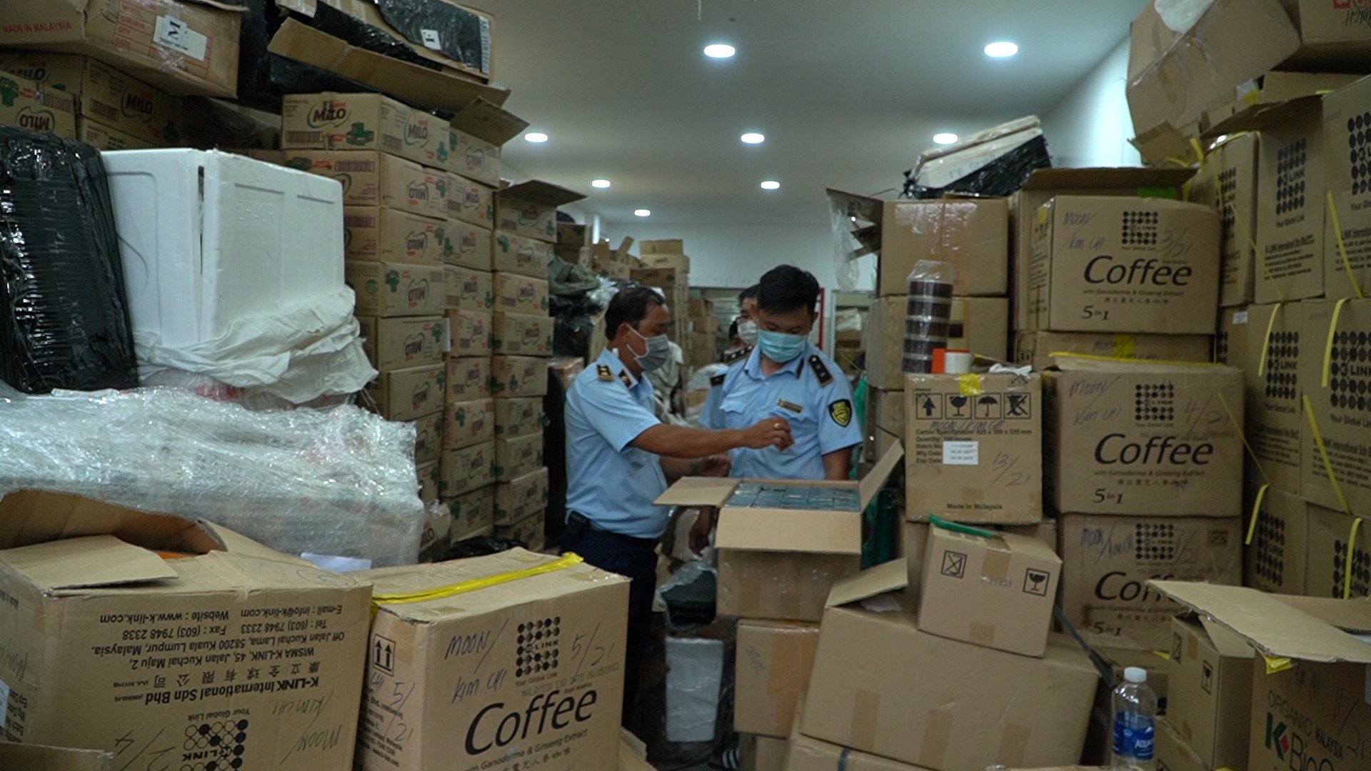 Ho Chi Minh City: Detecting hundreds of thousands of cosmetics and dietary supplements suspected of being smuggled - Photo 1.
