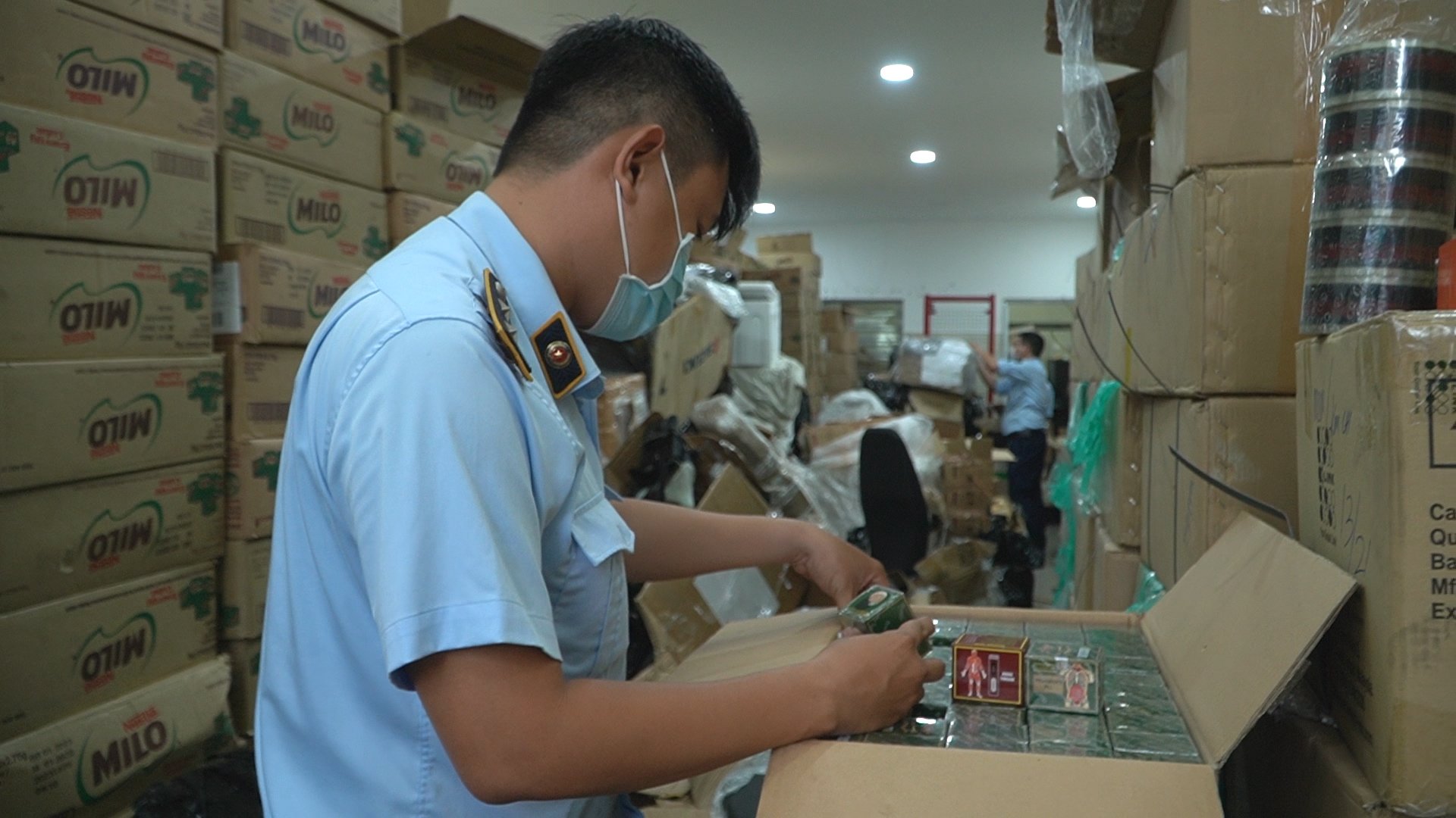 Ho Chi Minh City: Detecting hundreds of thousands of cosmetics and dietary supplements suspected of being smuggled - Photo 2.