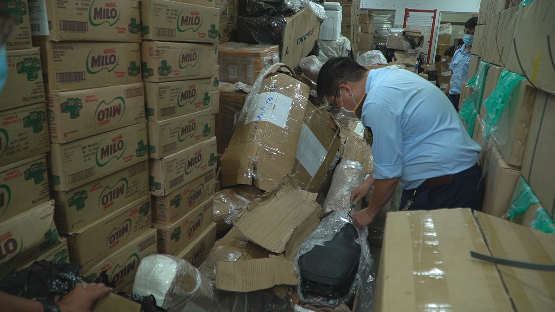 Ho Chi Minh City: Detecting hundreds of thousands of cosmetics and dietary supplements suspected of being smuggled - Photo 5.