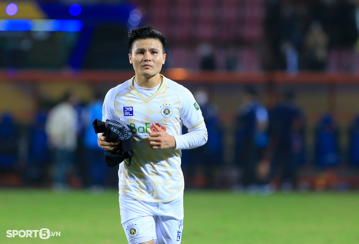 Quang Hai froze when Hanoi FC fans shouted loudly, wanting him to turn the car - Photo 2.