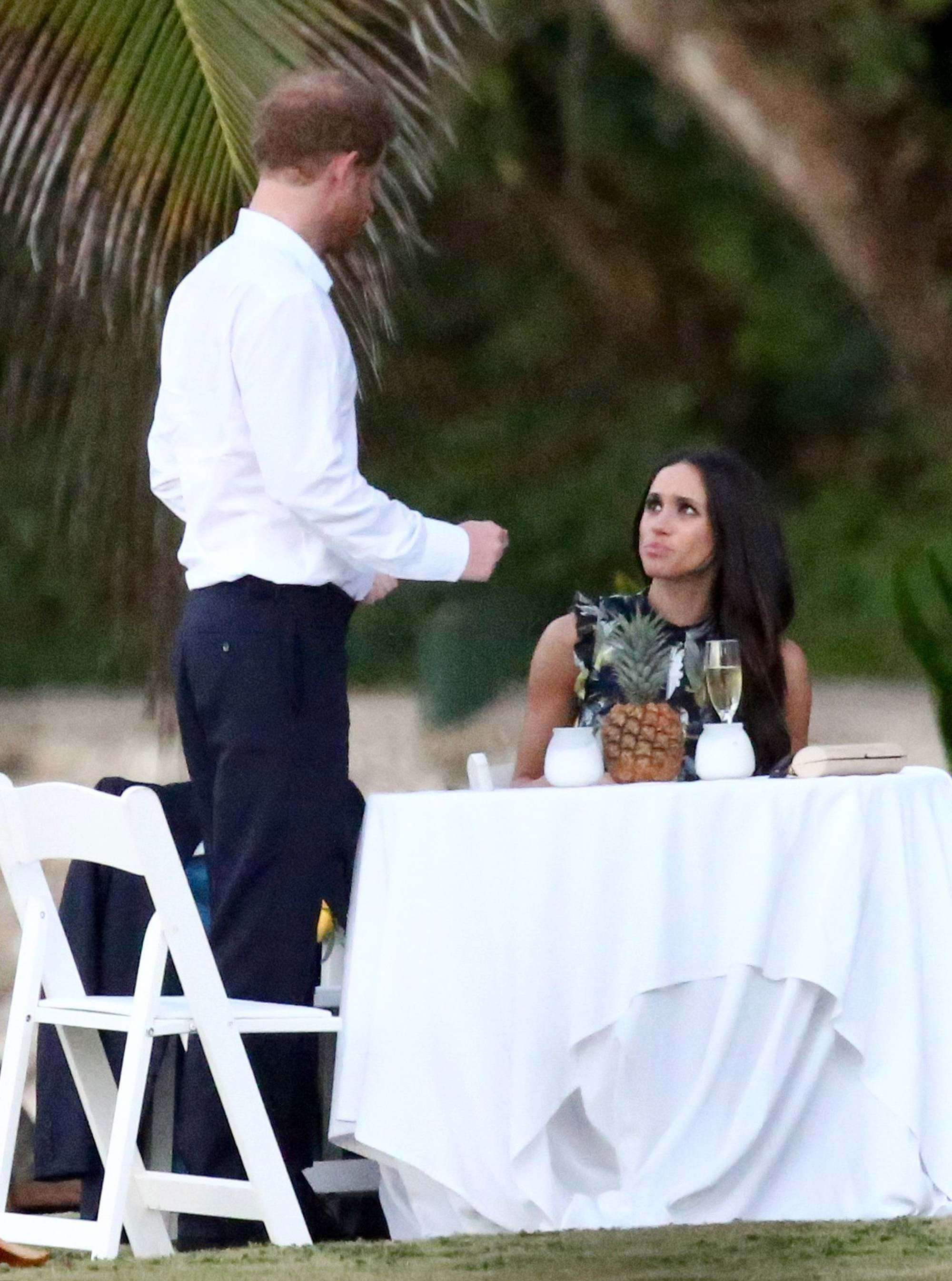 The moment Meghan dropped her mask with a scary expression in the middle of a friend's wedding made Harry helplessly bow his head - Photo 6.