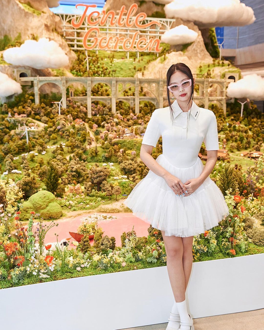 Princess Jennie appreciates a high-end event: Changing the wind to make a cake beo pet faint, not revealing but still showing off this top-notch body - Photo 5.