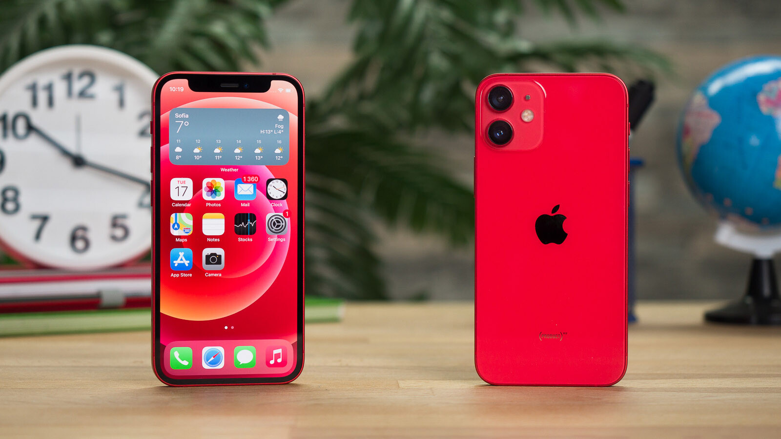 Какой лучше айфон купить 13 или 14. Apple iphone 13 Mini. Iphone 13 Mini Red. Iphone 13 и iphone 13 Mini. Iphone 13 Mini красный.