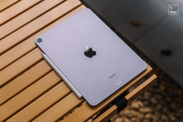 Ảnh thực tế iPad Air 5: Ngoại hình không đổi, chip M1 mạnh ngang iPad Pro - Ảnh 1.