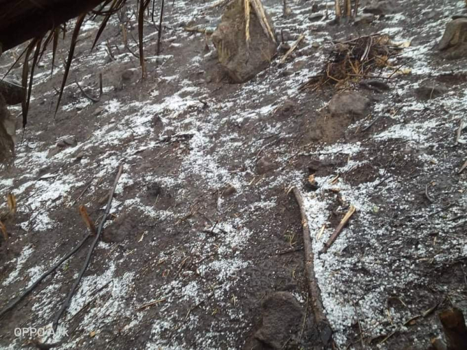 Nghe An: White hail appeared, many houses were damaged - Photo 1.