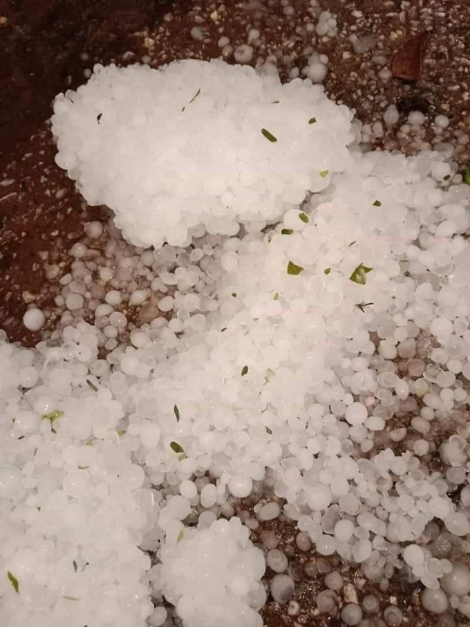 Nghe An: White hail appeared, many houses were damaged - Photo 2.