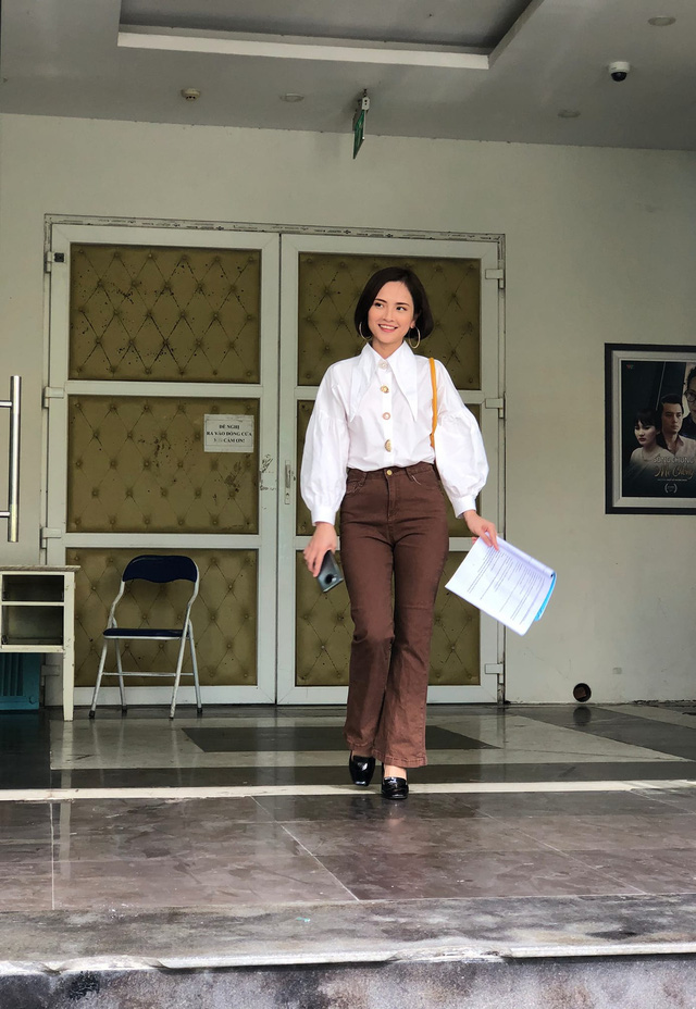 One more office beauties dressed in beautiful clothes in Vietnamese movies: Extremely minimalistic, but you can immediately see the new character's personality!  - Photo 2.