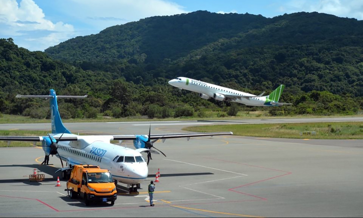 Before the flight delay, passengers almost fainted because the airline turned off the air conditioner, Con Dao airport had a series of unforgettable incidents - Photo 1.