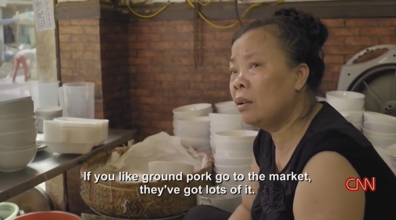 The most scandalous vermicelli vermicelli in Hanoi ever on CNN of the US suddenly caused a fierce controversy: Not delicious, attracting customers because of its meanness? - Photo 2. The most scandalous vermicelli vermicelli in Hanoi ever on CNN of the US suddenly caused a fierce controversy: Not delicious, attracting customers because of its meanness? - Photo 2.