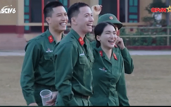 Ơn giời, Trung đội trưởng Sao Nhập Ngũ cuối cùng cũng... cười, rốt cuộc có tỏa nắng hơn Mũi trưởng Long? - Ảnh 1. Ơn giời, Trung đội trưởng Sao Nhập Ngũ cuối cùng cũng... cười, rốt cuộc có tỏa nắng hơn Mũi trưởng Long? - Ảnh 1.