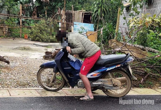 Nam thanh ni&ecirc;n gục chết tr&ecirc;n xe m&aacute;y b&ecirc;n vệ đường - Ảnh 1.