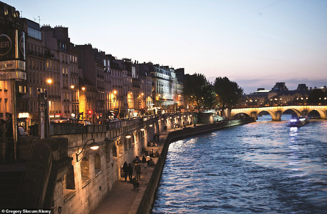Why is Paris called the City of Light?  - Photo 3.